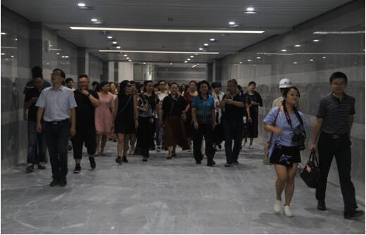 喜迎十九大,身邊看變化——我市干部賢內助、鄉(xiāng)鎮(zhèn)街道負責人參觀高鐵商務區(qū)