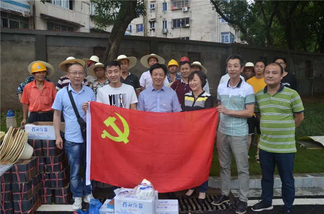 炎炎夏日送清涼，點滴關(guān)懷暖人心——城投集團各黨支部開展“送清涼”慰問一線員工活動